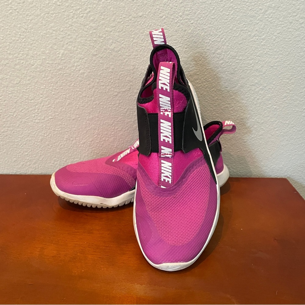 *MISMATCHED* Nike Flexrunner slip on sneaker, pink & black, size 3.5Y & 4Y kids